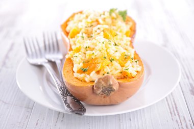 Risotto ile doldurulmuş butternut