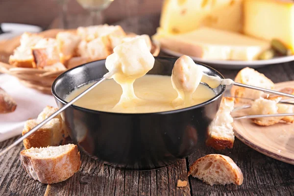 Вкусное сырное фондю — стоковое фото