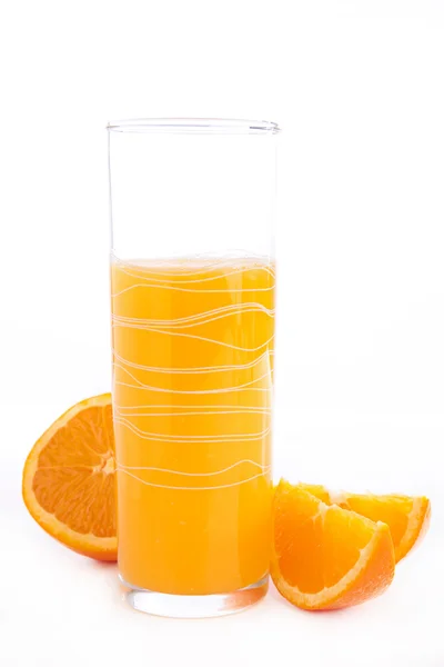 Jugo de naranja con naranjas frescas — Foto de Stock