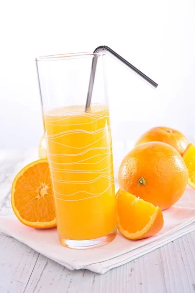 Sumo de laranja com laranjas frescas — Fotografia de Stock