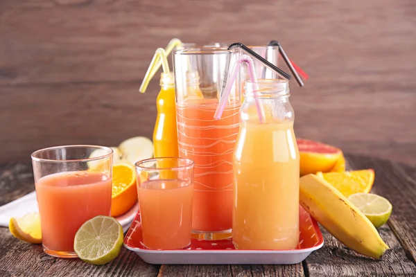 Γκρέιπφρουτ και πορτοκάλι χυμό σε ποτήρια — Φωτογραφία Αρχείου
