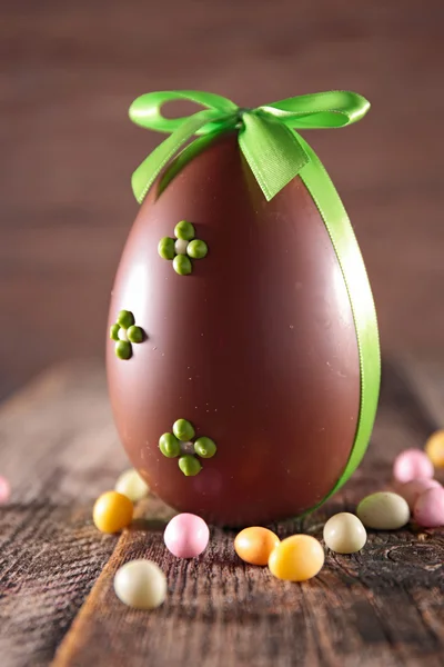 Uovo di Pasqua al cioccolato — Foto Stock