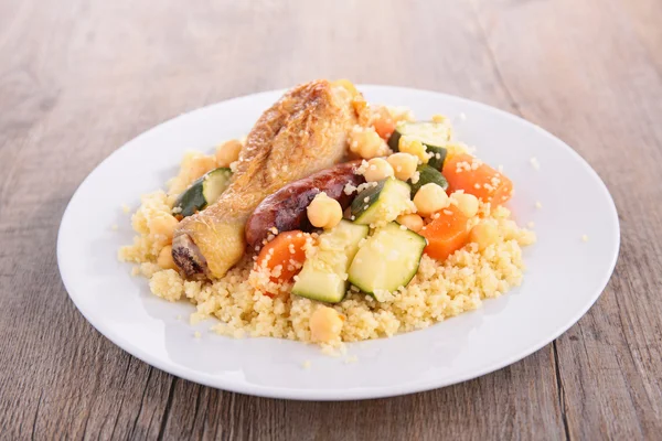 Couscous mit Gemüse und Fleisch — Stockfoto