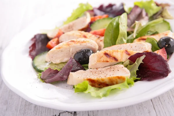 Frischer Salat mit Hühnchen — Stockfoto