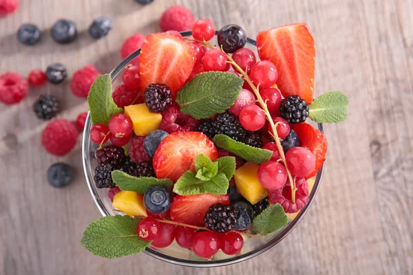 Mix fruits salad in bowl — Stock Photo, Image