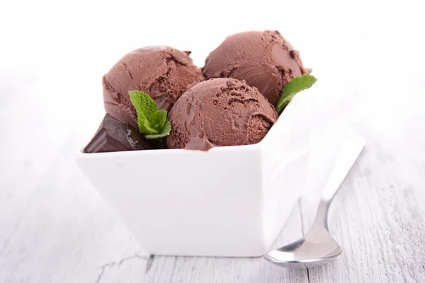 Bolas de helado de chocolate —  Fotos de Stock