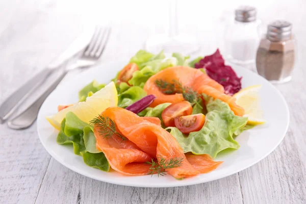 Salade met gerookte zalm — Stockfoto