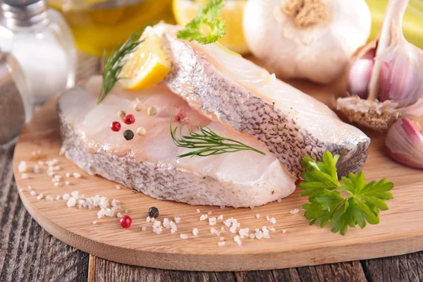 Rå fisk och ingredienser — Stockfoto