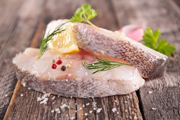 Pesce crudo su fondo di legno — Foto Stock