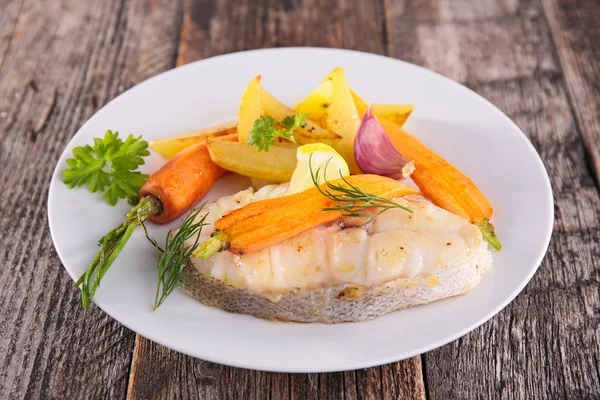 Gegrillter Fisch und Gemüse — Stockfoto