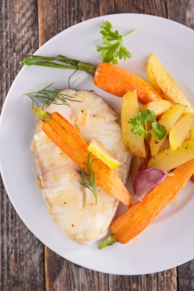 Pescado y verduras a la parrilla —  Fotos de Stock