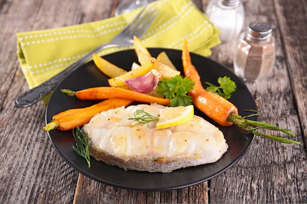 Grilled fish and vegetables — Stock Photo, Image