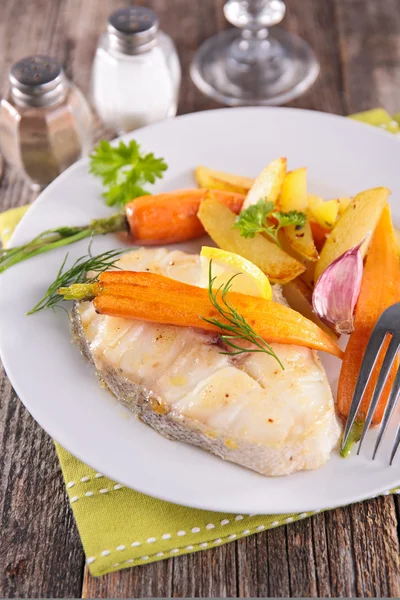 Grilled fish and vegetables — Stock Photo, Image