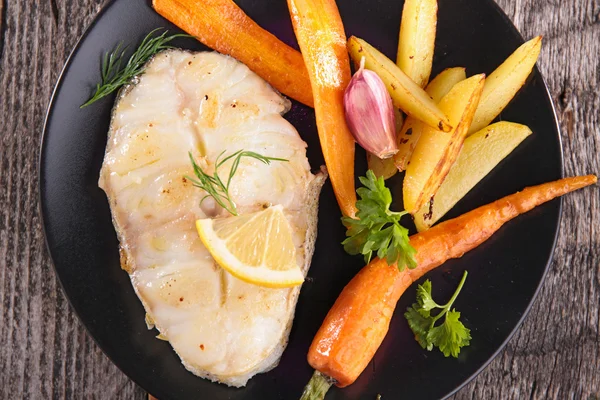 Grilled fish and vegetables — Stock Photo, Image