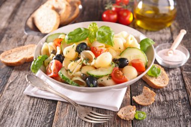 lezzetli makarna salatası