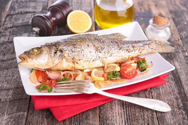 Pescado a la parrilla con verduras — Foto de Stock