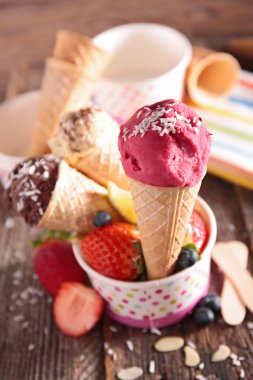 Pembe dondurma koni içinde