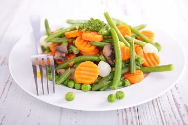 Vitaminler plaka üzerinde taze salata