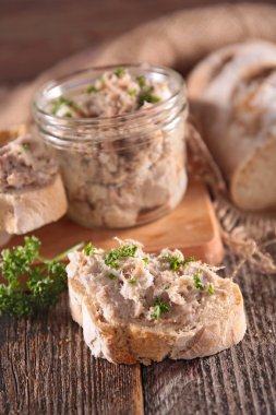 Et pate ekmek üzerinde
