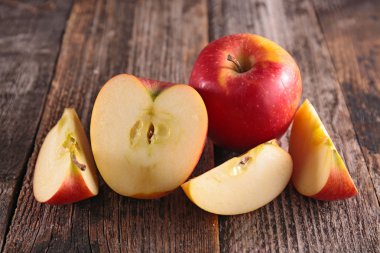 ahşap üzerine kırmızı elmalar