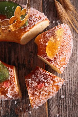 Ahşap masa üzerinde börek