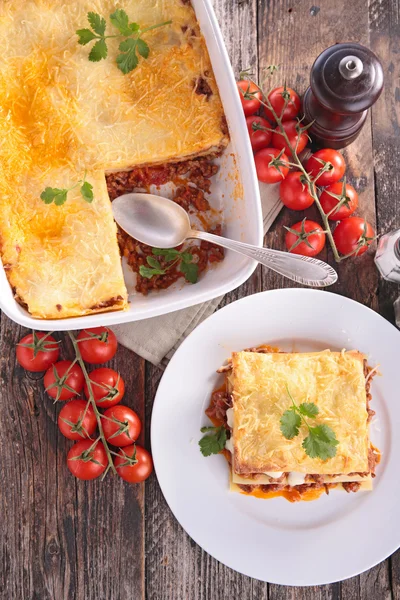 Lasagne mit Petersilie auf Teller — Stockfoto