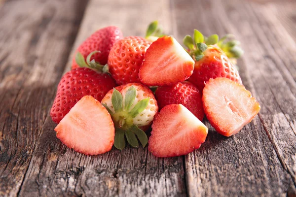 Fragola affettata su legno — Foto Stock