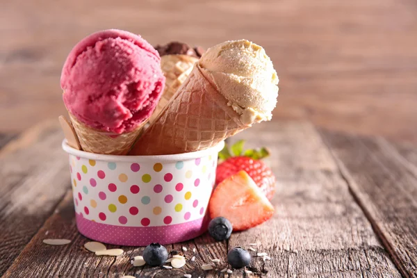 Růžový zmrzlina v kužely — Stock fotografie
