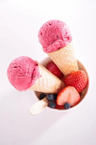 Gelado rosa em cones — Fotografia de Stock