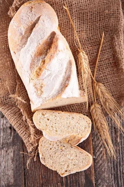 Свежий нарезанный хлеб — стоковое фото