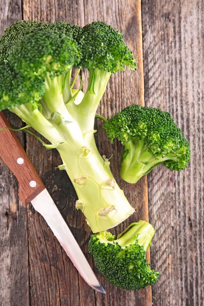 Broccoli freschi su legno — Foto Stock