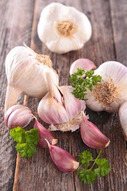 Sarmısakları maydanoz ile terk