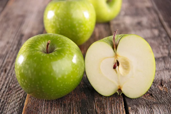 Manzanas verdes sobre madera —  Fotos de Stock