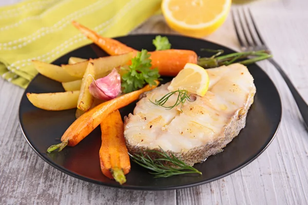 Жареная рыба и овощи — стоковое фото