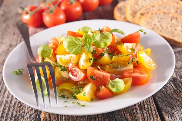 Sałatka pomidorowa z bazylią — Zdjęcie stockowe