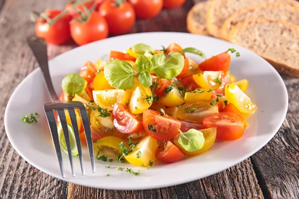 Tomatensalat mit Basilikum — Stockfoto