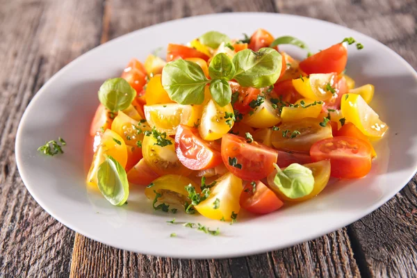 Ensalada de tomate con albahaca —  Fotos de Stock