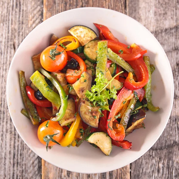 Ratatouille com salsa em prato — Fotografia de Stock