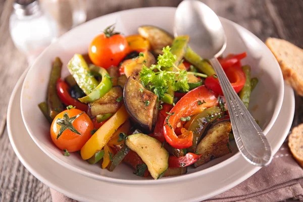 Ratatouille com salsa em prato — Fotografia de Stock