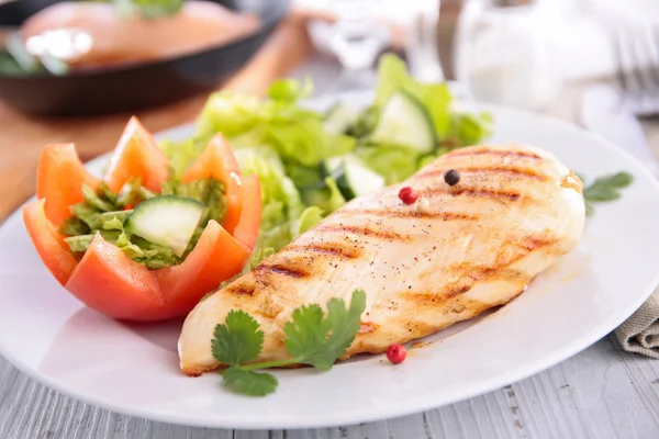 Chicken breast and salad — Stock Photo, Image