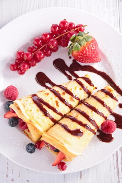 Crêpes aux baies et chocolat — Photo