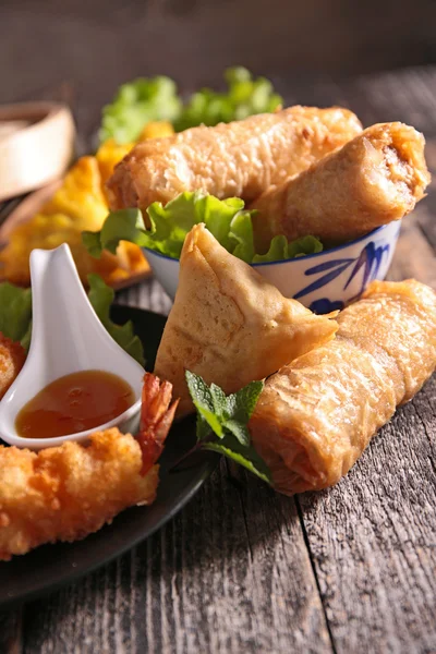 Involtino primavera, samosa e gamberetti fritti — Foto Stock