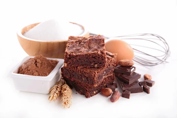 Brownies e ingredientes em branco — Fotografia de Stock