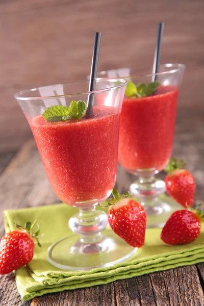 Frischer Erdbeersaft — Stockfoto