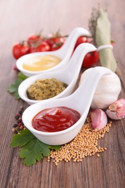hardal, ketçap ve pesto sos
