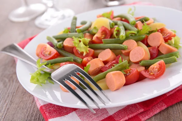 Fräsch sallad med vitaminer i plattan — Stockfoto