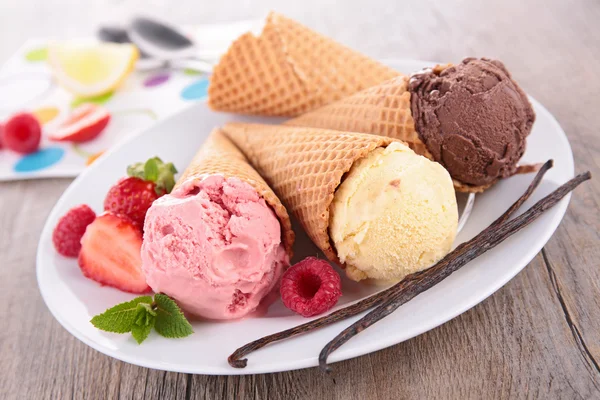 Ice cream balls in waffles — Stock Photo, Image