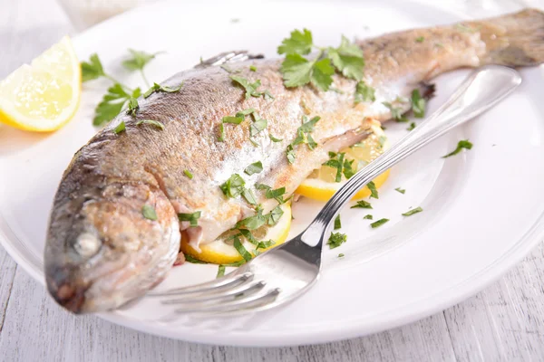 Pescado al horno con limón — Foto de Stock