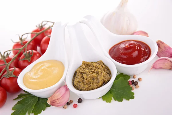 Senf, Ketchup und Pesto-Sauce — Stockfoto