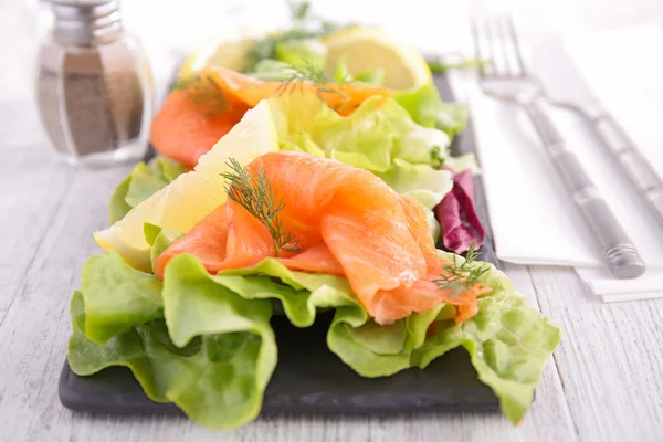 Sallad med lax och sallad — Stockfoto